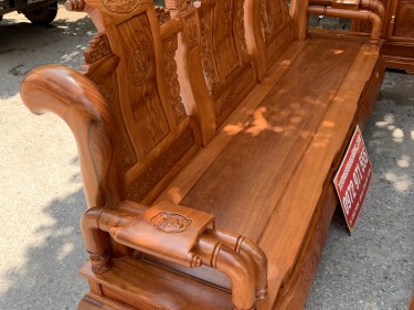 ban ghe tan thuy hoang