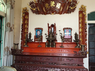 Cuốn thư câu đối và sập thờ