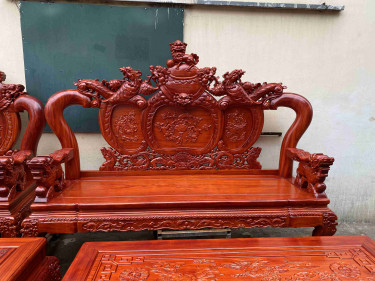 Ghế dài dáng cao vai rộng