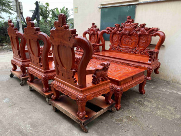 Mặt sau trạm trổ như mặt trước