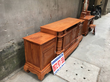 ke tivi cot nho loi giua