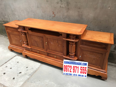 ke tivi cot nho loi giua