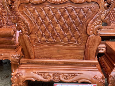 Mặt sau ghế đơn đục trạm như mặt trước