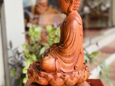 Đức Phật Như Lai tọa thiền trên đài sen