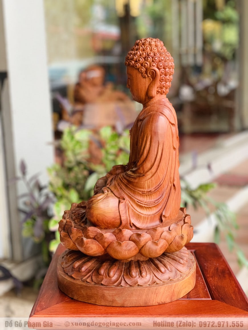 Đức Phật Như Lai tọa thiền trên đài sen