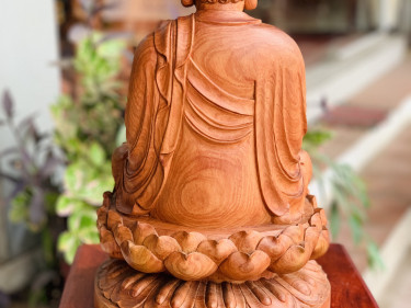 Phật Tổ Như Lai ngồi thiền trên đài sen