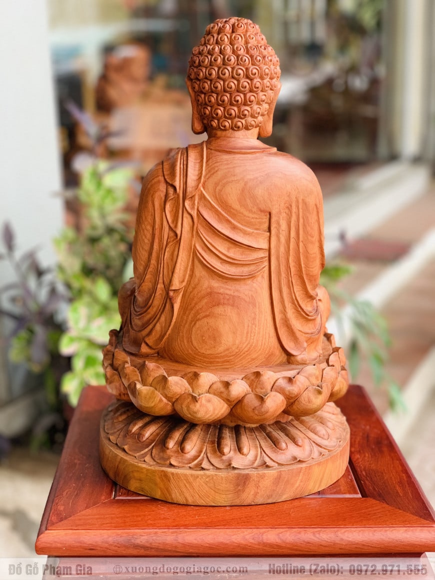 Phật Tổ Như Lai ngồi thiền trên đài sen