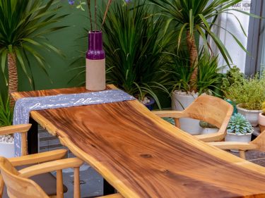 Bàn ăn gỗ me tây nguyên tấm (Cafe Chiều Tím, Đà Nẵng)