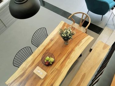 Bàn ăn gỗ me tây nguyên tấm 1m6 (Chị Hiền, Hà Nội)