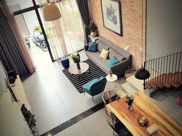 Bàn ăn gỗ me tây nguyên tấm 1m6 (Chị Hiền, Hà Nội)