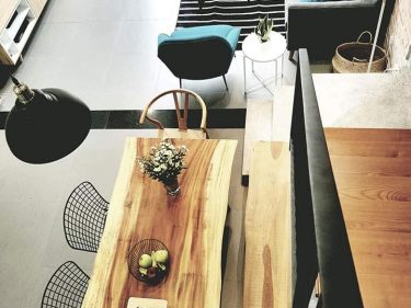 Bàn ăn gỗ me tây nguyên tấm 1m6 (Chị Hiền, Hà Nội)