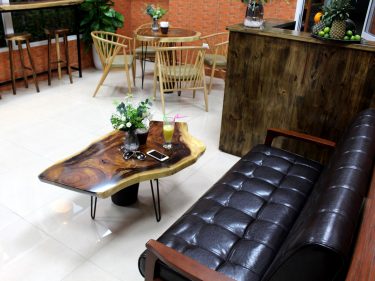 Bàn trà gỗ me tây nguyên tại quán cafe ở Hà Nội