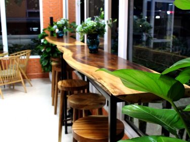 Bàn ăn gỗ me tây nguyên tại quán cafe ở Hà Nội
