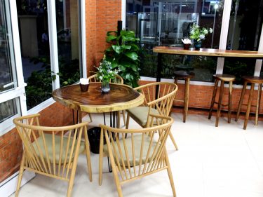 Bàn cafe nguyên tấm gỗ me tây xẻ ngang cây