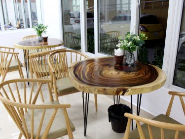 Bàn ăn nguyên tấm gỗ me tây dùng cho quán cafe