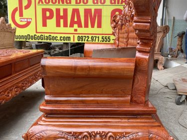 Tay ghế đặc nguyên khối sát cột