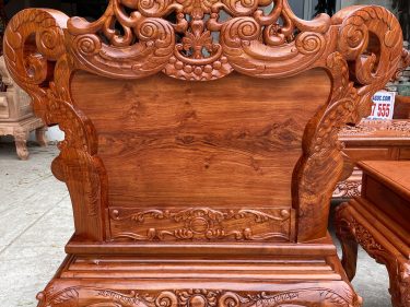 Mặt sau ghế đơn đục trạm như mặt trước