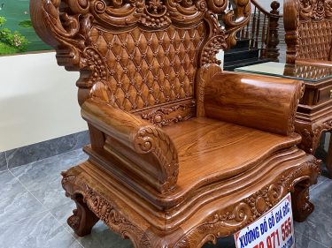 Tay ghế nguyên khối sát cột