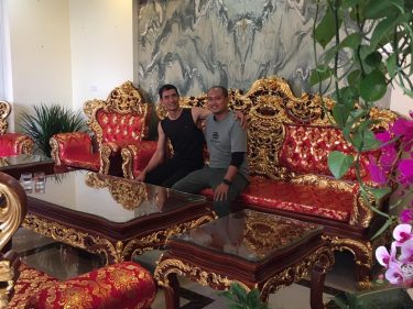 Chủ nhà trải nghiệm sản phẩm do xưởng bàn giao