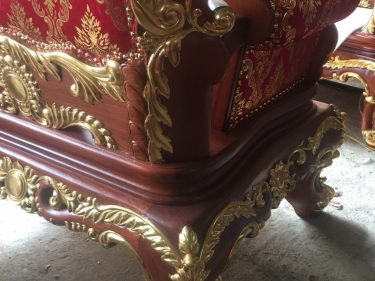 Mặt sau ghế đục trạm như mặt trước