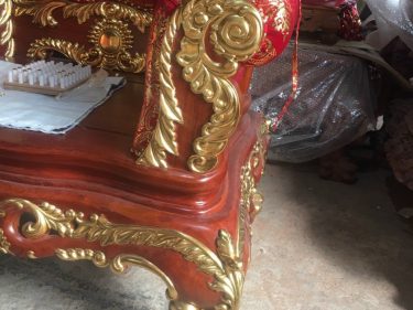 Tay ghế đục trạm tinh xảo và dát vàng