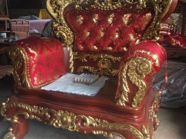 Tay ghế bọc đệm rất sang trọng