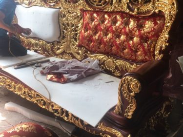 Quá trình bọc ghế dài tại xưởng sản xuất