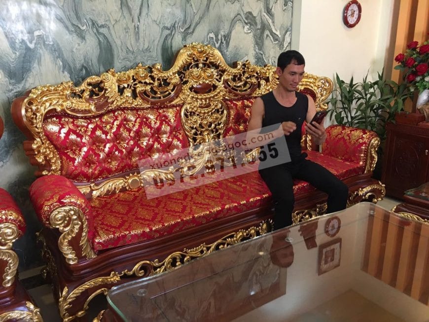 Chủ nhà sử dụng trải nghiệm bộ bàn ghế