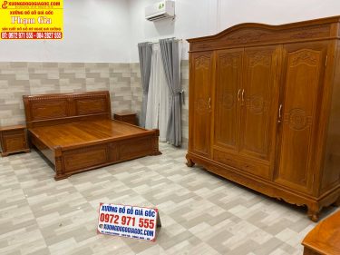 Giường ngủ và tủ quần áo toàn bộ được làm từ gỗ Gõ