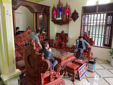 Mặt sau ghế đục trạm như mặt trước