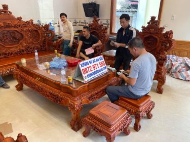 Anh Khiêm nhận hàng và thanh toán tiền cho Lái xe