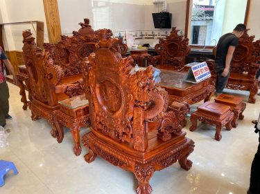 Mặt sau ghế đục trạm tinh xảo như mặt trước