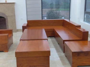 Bộ sofa gồm 1 ghế đơn, 2 đôn ngồi, 1 ghế góc và 1 bàn to