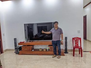 Chú Thành chủ đầu tư bộ bàn ghế sofa và kệ tivi nguyên khối