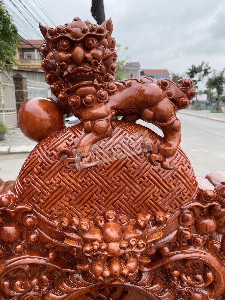 Đỉnh ghế đục nghê đỉnh