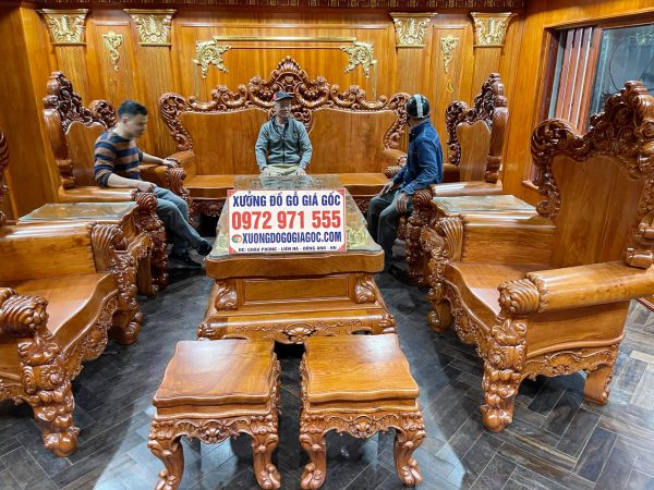 Chú Dũng chủ nhà trải nghiệm bộ bàn ghế hoàng gia V10 gỗ hương đá do xưởng đồ gỗ phạm gia sản xuất