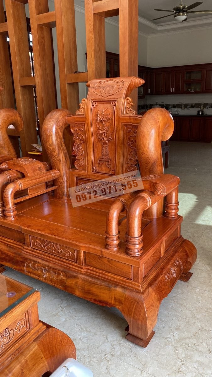 Ghế đơn dáng cao to, cột cong cân đối so với dáng ghế