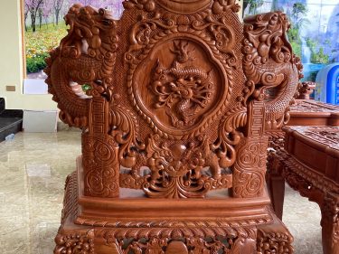 Mặt sau ghế đục trạm như mặt trước