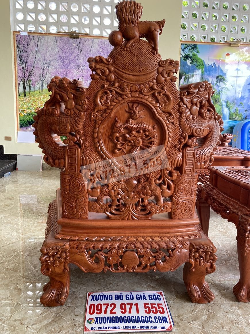 Mặt sau ghế đục trạm như mặt trước