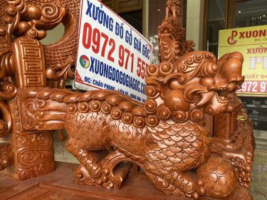 Tay ghế nguyên khối đục trạm tinh xảo