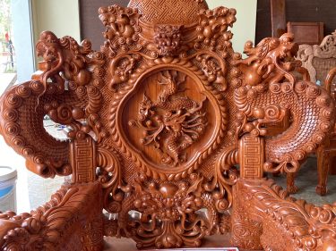 Vách ghế đơn đục thủ công rất tinh xảo