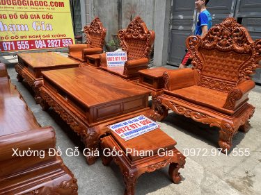 3 ghế đơn kê đối diện 1 ghế dài và 1 ghế đơn