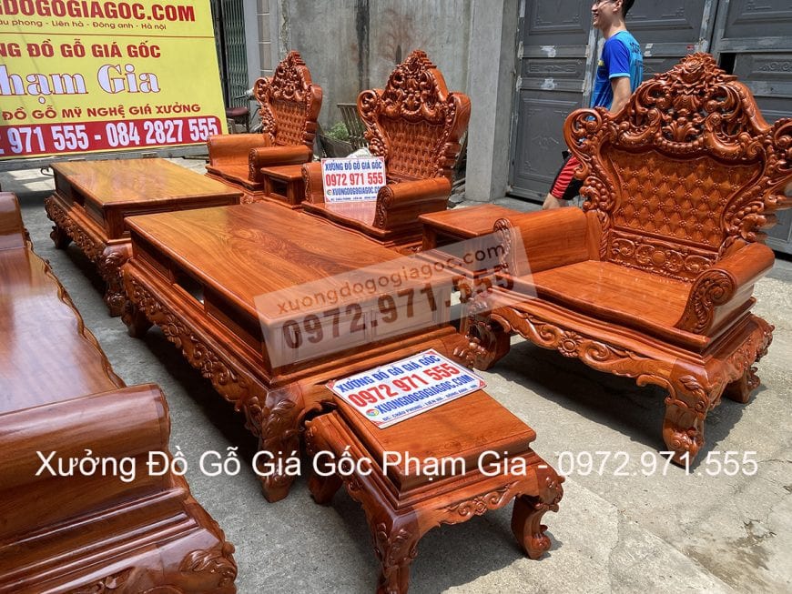 3 ghế đơn kê đối diện 1 ghế dài và 1 ghế đơn