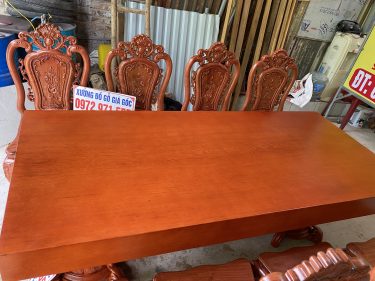 Mỗi bên kê 4 ghế ngồi đối diện cực kỳ sang trọng