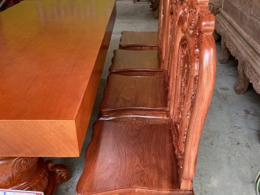 Mặt ghế ngồi nguyên tấm được làm từ gỗ hương đá chọn gỗ lựa vân đẹp