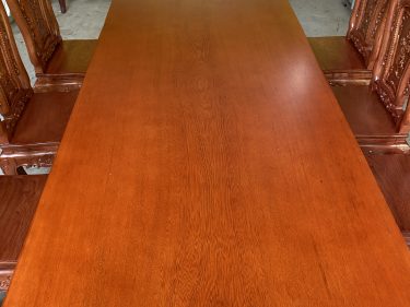 Mặt bàn ăn nguyên khối xẻ từ cây gỗ tự nhiên hàng ngàn năm tuổi có chiều rộng 97cm, chiều dài 220cm dày 16cm