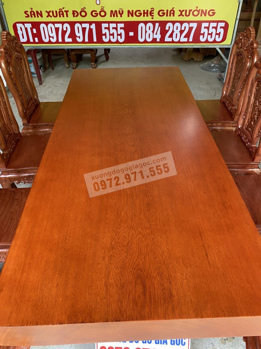 Mặt bàn ăn nguyên khối xẻ từ cây gỗ tự nhiên hàng ngàn năm tuổi có chiều rộng 97cm, chiều dài 220cm dày 16cm