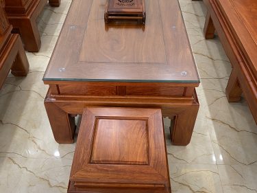 Bàn to có kính và đôn ngồi