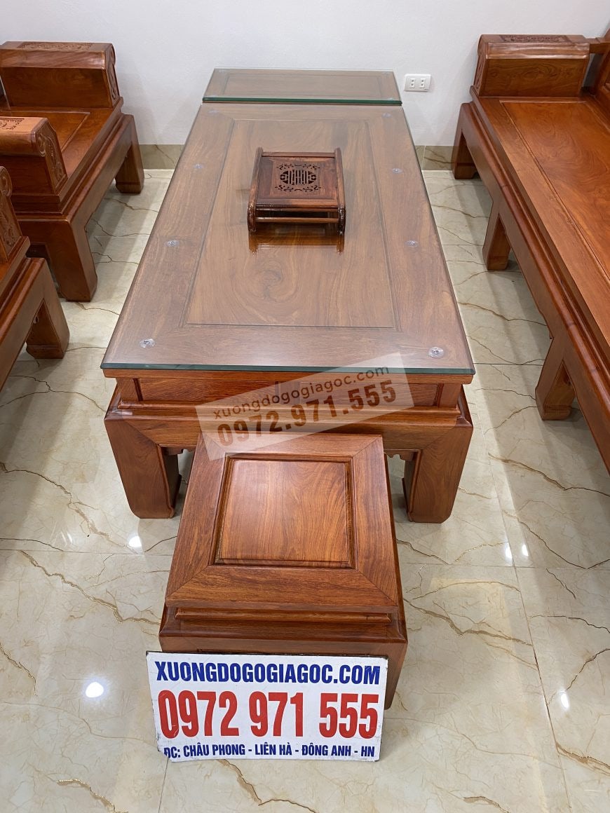 Bàn to có kính và đôn ngồi