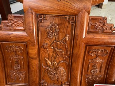 Vách tựa lưng đục tranh tứ quý tượng trưng cho 4 mùa thịnh vượng quanh năm.